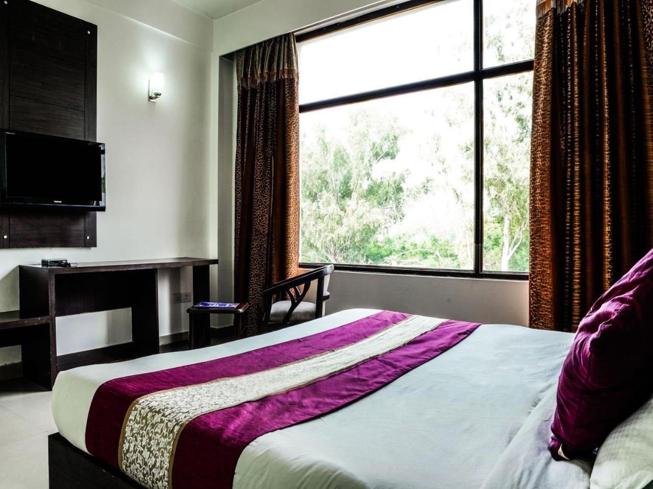 Madhu Resort Агра Екстериор снимка