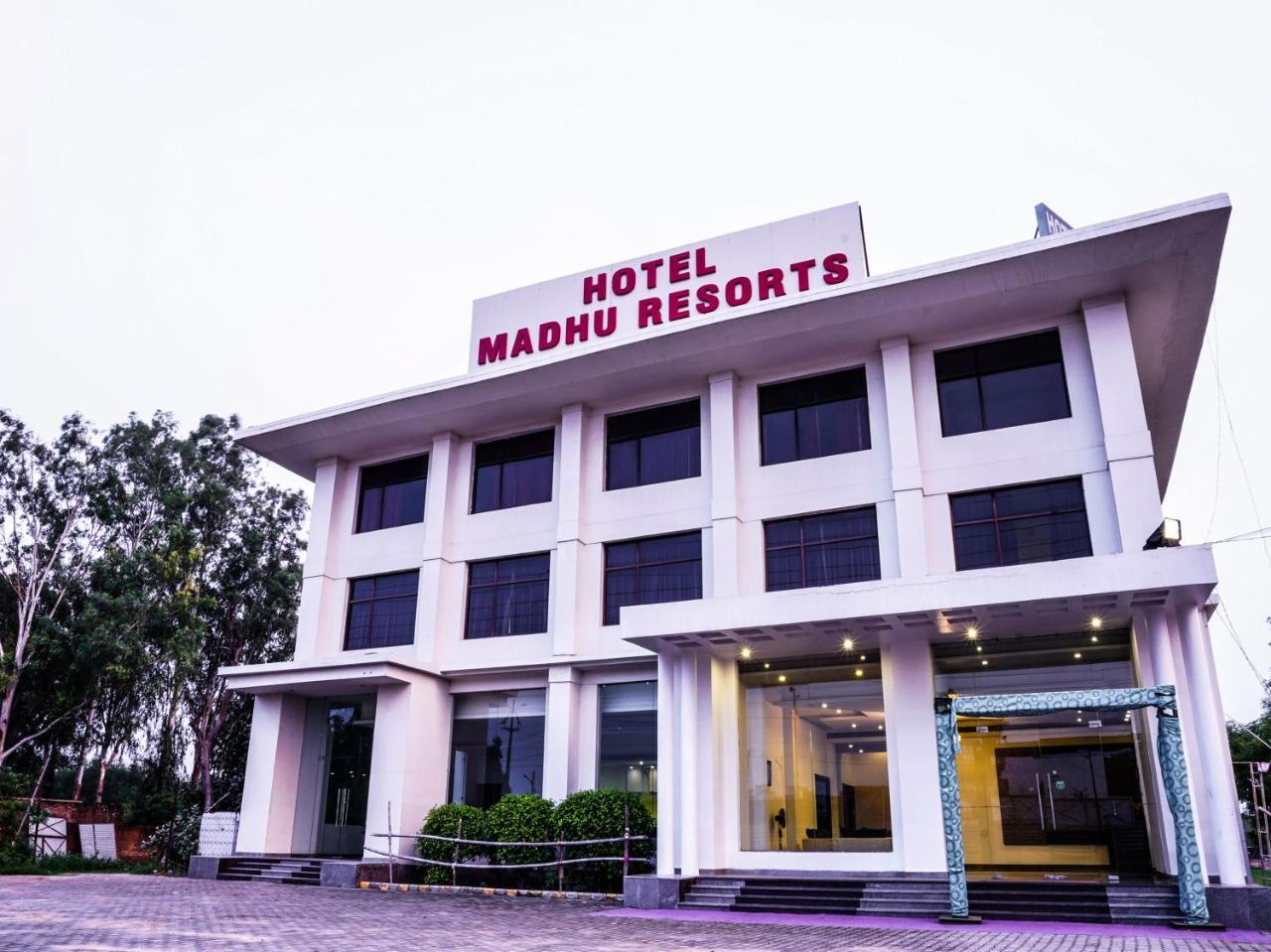 Madhu Resort Агра Екстериор снимка